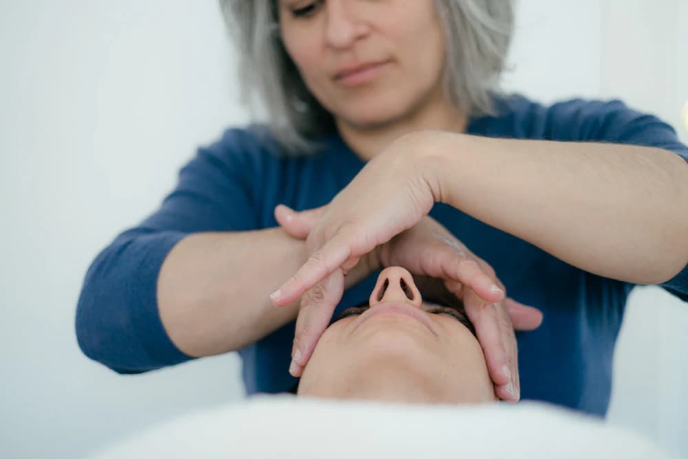 Facialist a Milano che massaggia il viso secondo il facelift giapponese