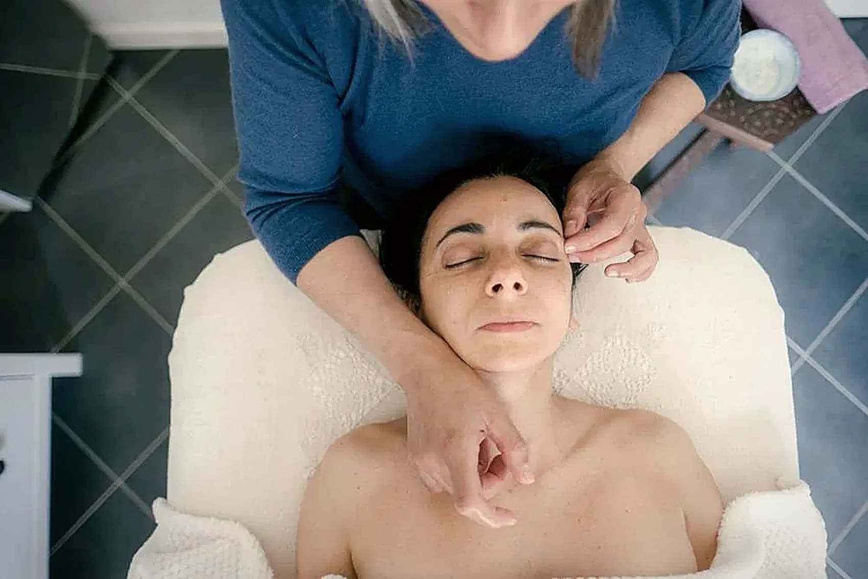 Nadia Zubi durante un rituale manuale al viso